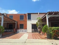 Comprar Se Vende Town House Moderno De 2 Niveles En Conjunto Residencial Las Aves De Barcelona - Sector Redoma Los Pajaros 