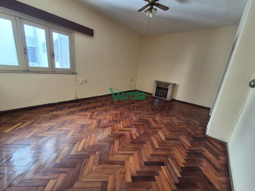 Apartamento En Alquiler En Cordon A Metros De 18, 2 Dormitorios, Terraza, Servicio