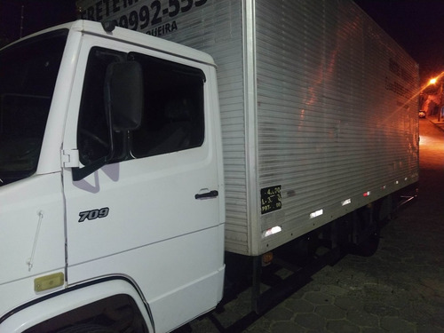Imagem 2 de 3 de Mercedes 709