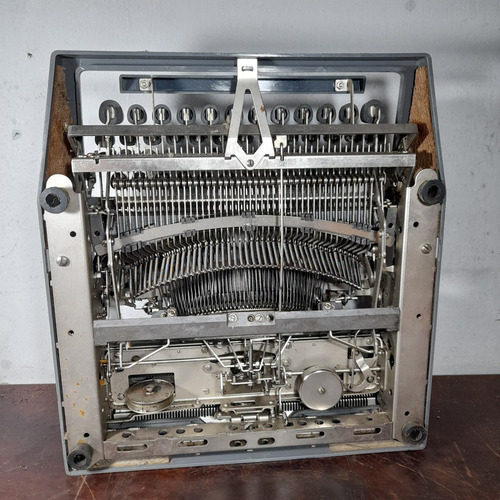 Imagem 6 de 8 de Máquina De Escrever Made Alemanha Para Peças. Ler. Usada
