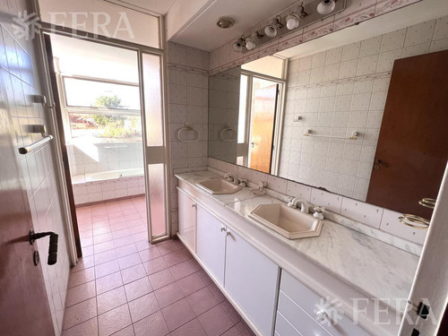 Venta De Casa De 4 Ambientes Con Cochera Y Jardin En Wilde