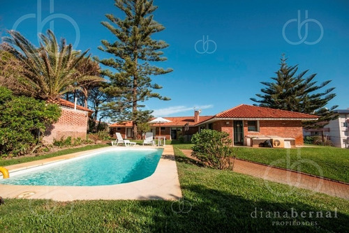 Casa En Punta Del Este, Playa Mansa, 4 Dormitorios , Piscina Y Barbacoa.- Ref: 43287