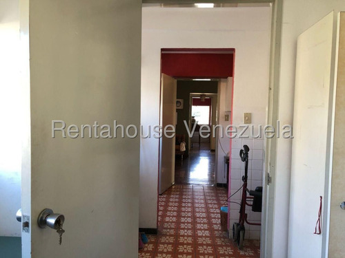 Ms: 25-16515 Se Vende Amplio Apartamento En Santa Rosa De Lima. A=123m2, 3h, 3b, 1p.