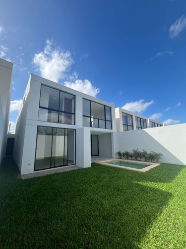 Casa En Venta En Mérida, En Temozón Norte, 3 Recámaras Una E