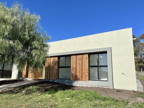 Imagen 2 de 30 de Moderna Casa A Estrenar Con Detalles De Categoria En Pilar Del Este, Barrio Santa Elena.