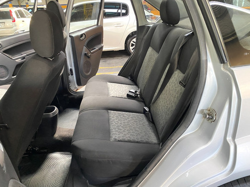 Imagen 16 de 24 de Ford Fiesta Max 1.6l Edge Plus 2013