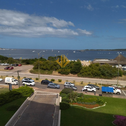 Con El Rio De La Plata A Sus Pies Y Una De Las Más Completas Torres De Playa Mansa 