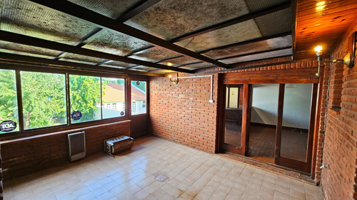 En Venta Chalet De 4 Ambientes Con Dependencia . Barrio San Carlos.