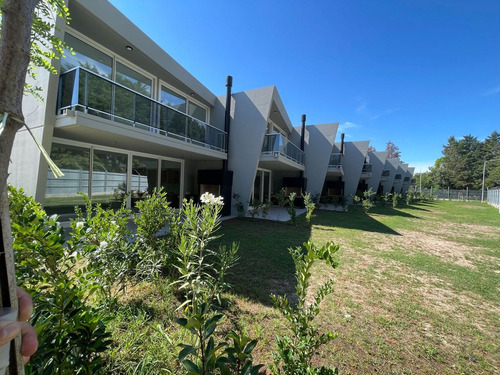 Townhouse En Alquiler En Luciérnagas 5 Ambientes