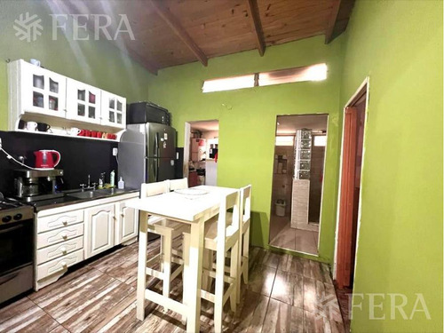 Venta Casa Para Dos Familias Con Patio En Wilde (30611)