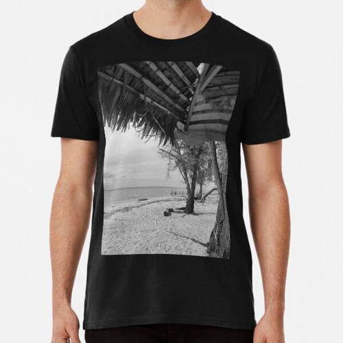 Remera Vista De La Costa En Blanco Y Negro Bajo Un Árbol Fro