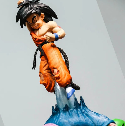 Figura De Colección Goku Atravesando A Poccolo Prende Luz