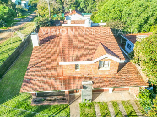 Casa Con Piscina En Venta Atlántida Sur A 4 Cuadras De Rambla, 3 Dormitorios Más Servicio, Barbacoa, Piscina De 7 X 4 Mts, Construcción De Nivel Con Materiales Nobles, Ambientes Muy Amplios Versátiles