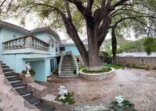 Casa En Venta Con Alberca En Paseo De La Presa En Guanajuato