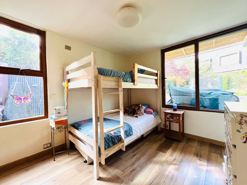 Impecable Y Amplia Casa, Muy Bien Emplazada.
