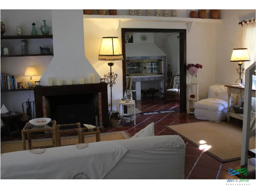 En Venta Y Alquiler... Casa En Excelente Zona, Distribuida En Dos Plantas.
