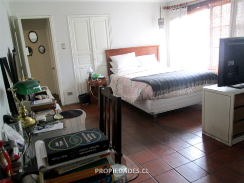Casa En Venta De 4 Dorm. En Ñuñoa