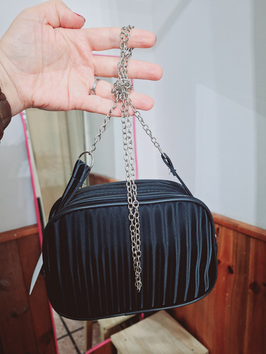 Cartera Tipo Bandolera Cuerina Para Colgar O Cruzar Negro Tornasolado Acero Cadena