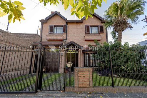 Venta Casa 5 Ambientes Con Jardín, Piscina Y Cochera En Haedo.