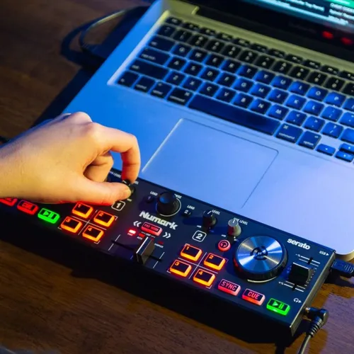Numark Dj2go2 Touch Controlador Dj Color Negro De 2 Canales