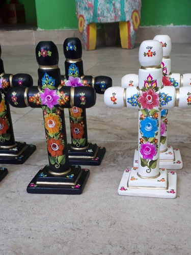 Cruces De Laca Chiapaneca,decorado Con La Yema De Los Dedos