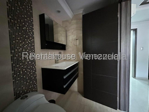 Se Alquila Townhouse En Los Rauseos, El Limón 25-24678 Hc