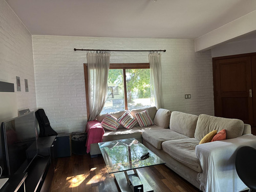 Casa En Venta Y Alquiler, Con 4 Cuartos Y Escritorio. Dependencia. Pileta. Apta Crédito.