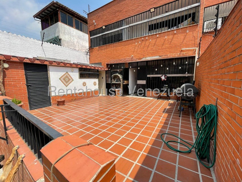 Cómoda Y Acogedora Casa De Múltiples Niveles En Venta Ubicada En La Trinidad 25-17807
