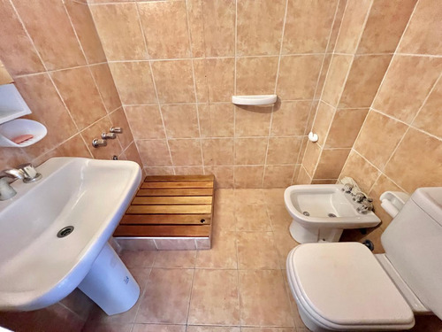Canchero Dos Ambientes Con Dos Baños Y Cochera, En La Lucila.