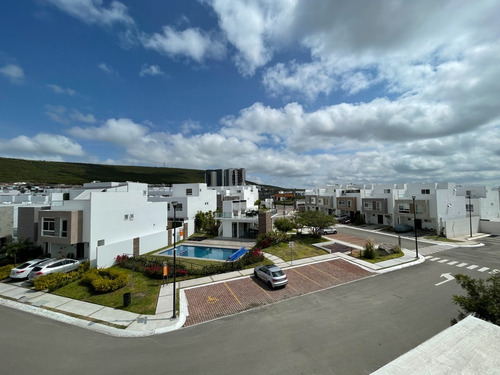 Imagen 3 de 18 de Casa En Venta Con Roof Garden En La Zona De Paseo San Junipero, Queretaro