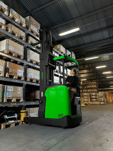 Autoelevador Montacargas Retráctil Cesab R314 7.5mts 2015