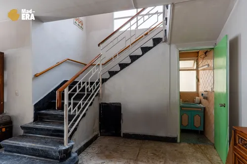 Casa De 4 Recamaras Con Uso De Suelo Comercial Y Jardín Junto Al Centro Médico La Raza