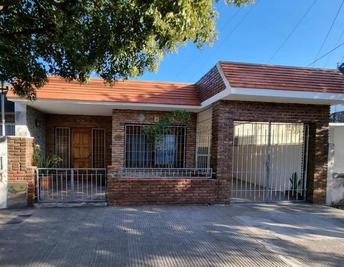 Casa Venta Barrio Belgrano, A Una Cuadra De Calle Mendoza Y 4 Cuadras De Las Cuatro Plazas