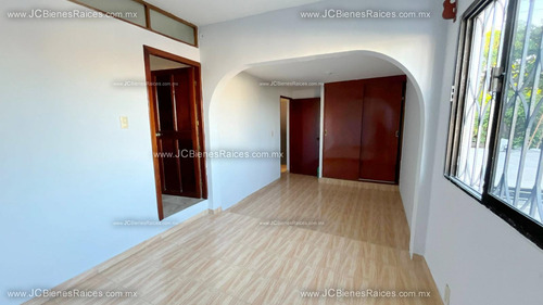 Casa En Venta Dos Niveles Col. Valente Díaz A 5 Minutos Del Aeropuerto.