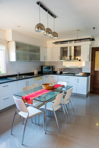 Casa De 4 Dormitorios En Venta En Yerba Buena - Los Olivos
