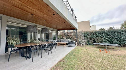 Casa Moderna 4 Dormitorios- San Marino Funes Hills