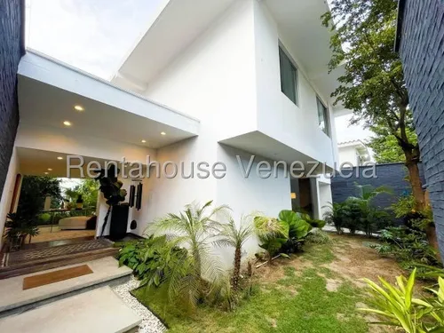 Agp Encantadora Casa Con Elegante Estilo, Confort Y Lujo En Venta En Santa Eduvigis 25-13411 Ys