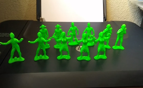 Unmarked 11 Green Plastic Zombies Figures 5 Cms (Usado)