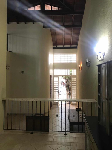 Casa Com 3 Banheiros 3 Suítes , Garagem2 Carros E 1caminhote