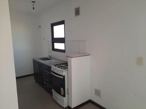 Casa En Venta - 2 Dormitorios 1 Baño - Cochera - 110mts2 - Chivilcoy