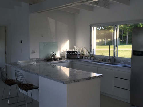 Casa En Venta Y Alquiler De Estilo Minimalista Dentro De Barrio Privado El Quijote, La Barra.-ref:2274