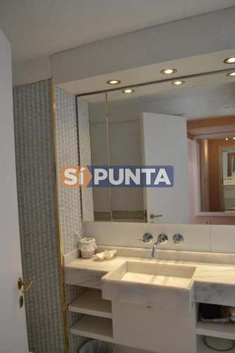 Imagen 11 de 21 de Apartamento En Playa Mansa A La Venta