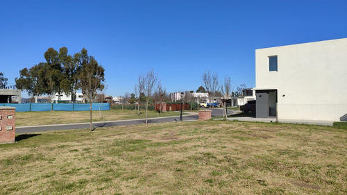 Venta Lote 500mts2 Frente A La Plaza En Barrio Santo Tomás, Pilar