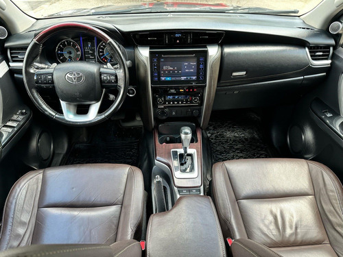 Toyota Hilux SW4 2.8 SRX 4X4 7 LUGARES 16V TURBO INTERCOOLER DIESEL 4P AUTOMÁTICO