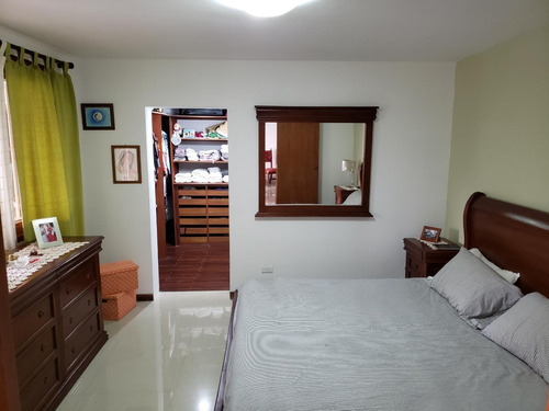 Los Naranjos Del Cafetal Hermosa Vista Calle Privada Vigilancia Tanque 10.000lts Renovada 2 Cocinas 4h/5b/4 Puestos Súper Oportunidad!! Hermosa Vista Oportunidad
