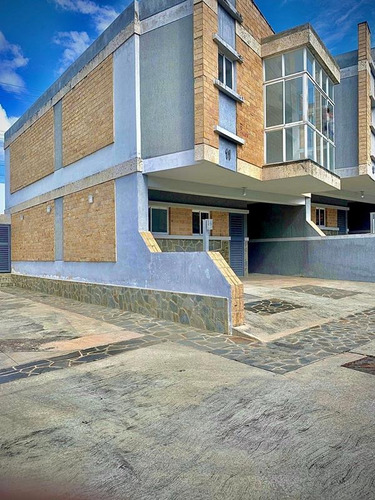 Town House En Venta En Colinas De Guataparo, Res. Villa Lago. (lm)