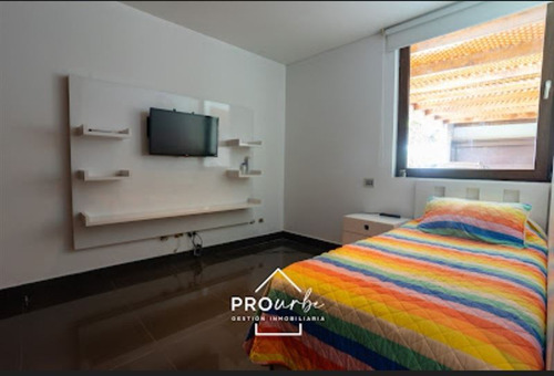 Casa En Venta De 7 Dorm. En La Reina
