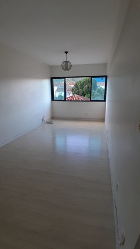 Apartamento Com Dois Quartos E Garagem Fechada