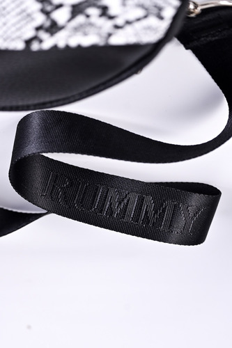 Cartera Bandolera Rummy Bartos Acabado De Los Herrajes Níquel Color Negro Reptil Diseño De La Tela Eco Cuero
