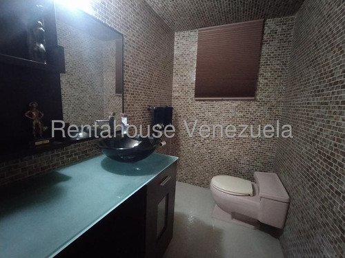 Casa En Venta En Prados Del Este Calle Cerrada Tres Niveles